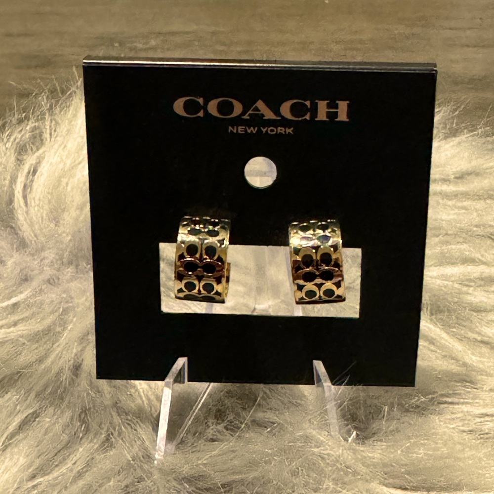 SIGNATURE HUGGIE EARRINGS (COACH C7770)
GOLD/BLACK